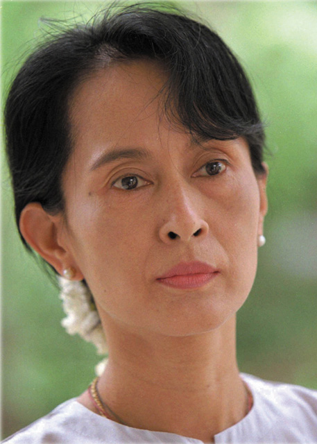  13 novembre - Dopo 15 anni di detenzione (sette passati agli arresti domiciliari) viene liberata la dissidente birmana e Nobel per la pace Aung San Suu Kyi.